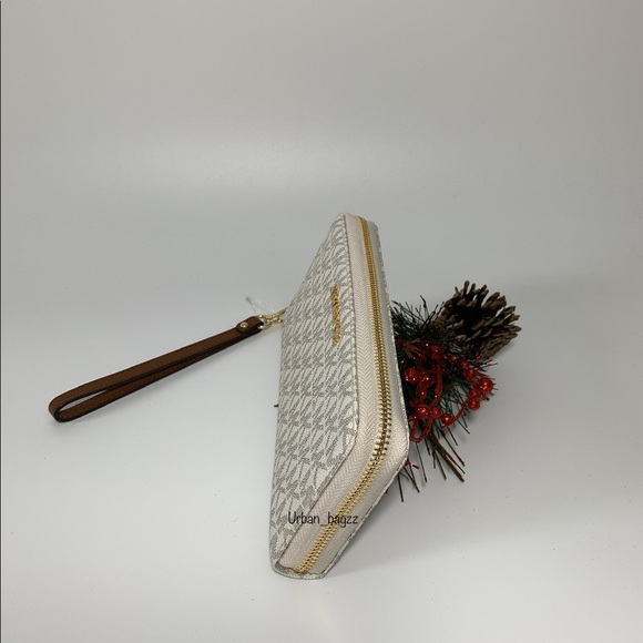 Michael Kors Jet Set Travel Large Zip Wallet - Picture 2 of 9